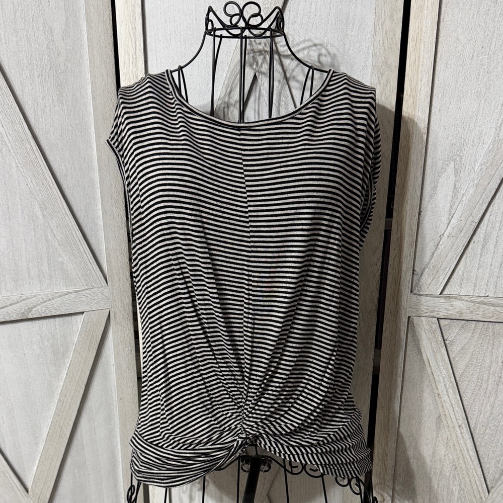 Herinbe tu Tie Front Top Size M